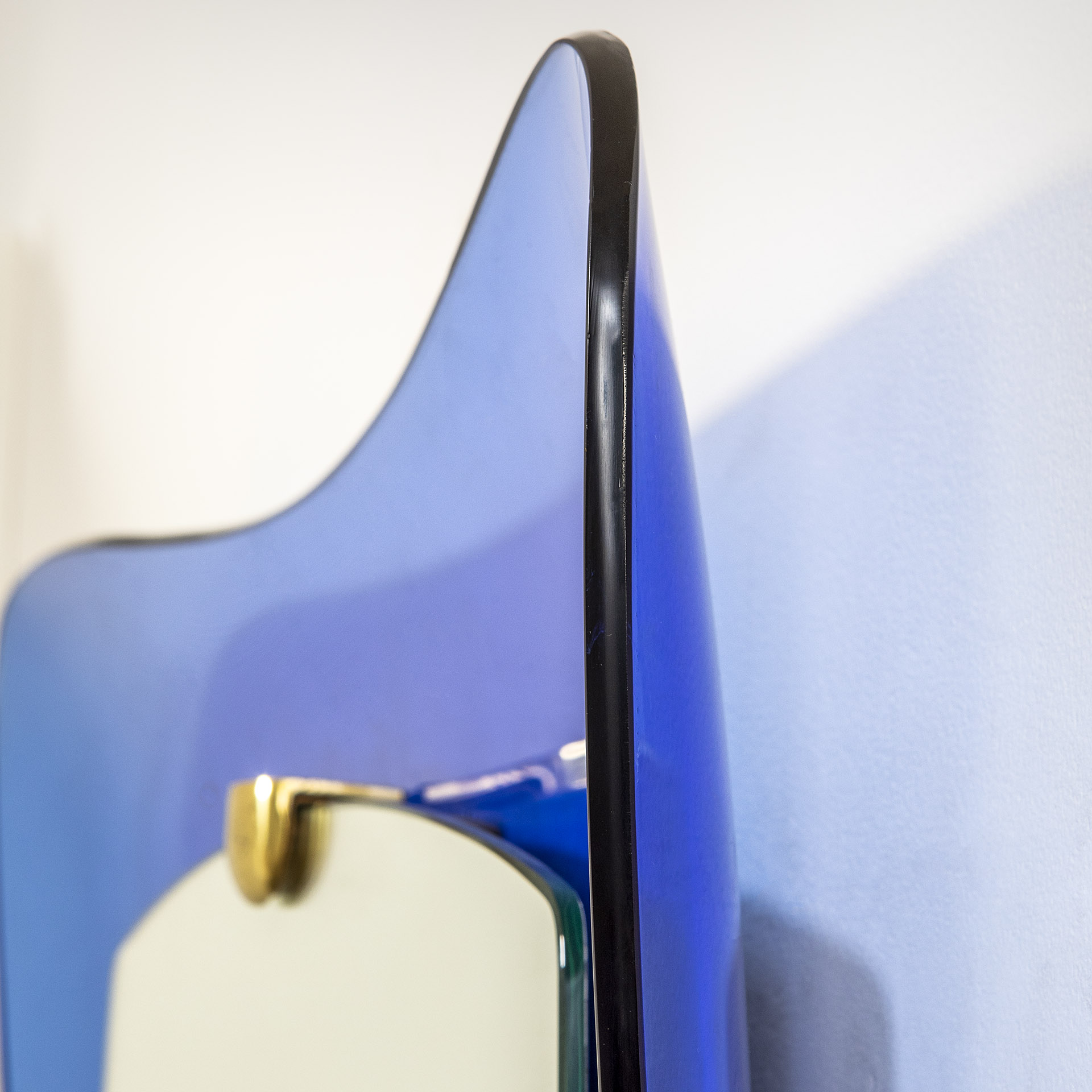 Specchio da muro di Cristal Art con cornice in vetro colorato blu