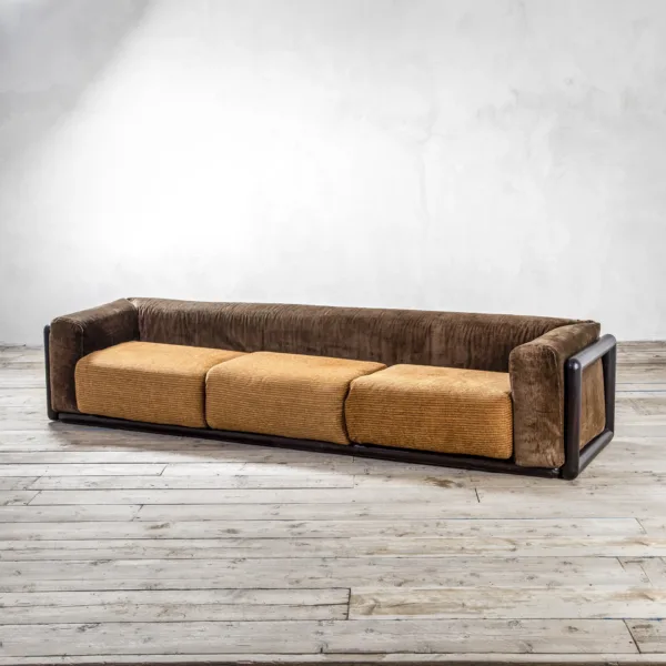 Divano modello Cornaro di Carlo Scarpa per Simon Gavina