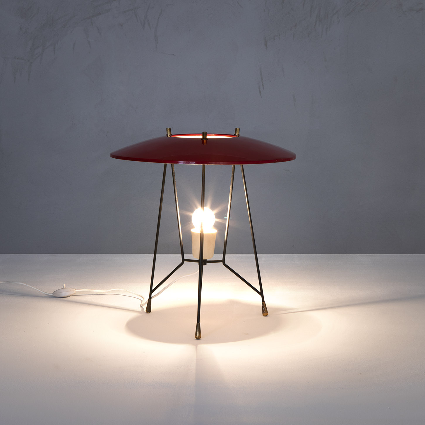 Lampada da tavolo Stilnovo in metallo e ottone