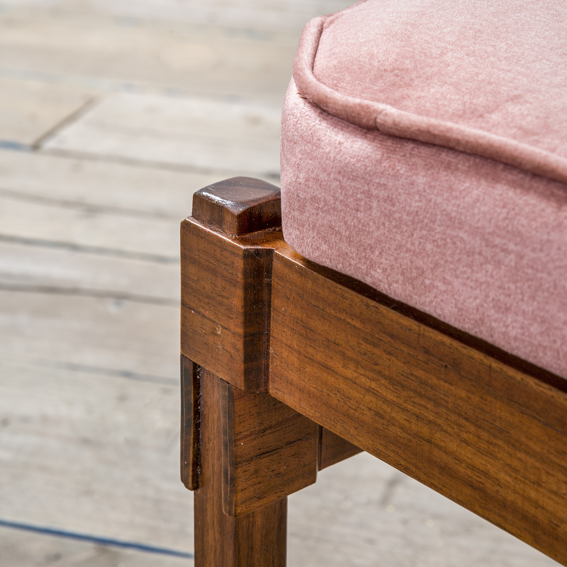 Panca di Ico Parisi con struttura in legno e cuscino in tessuto - rosa