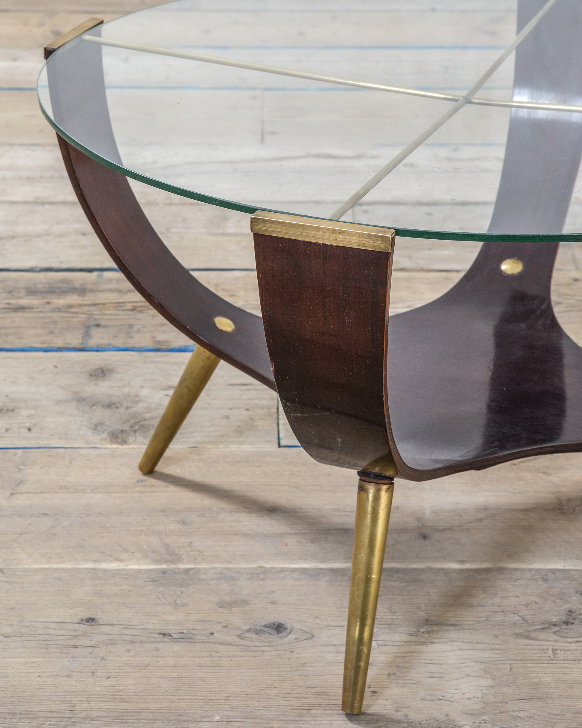 Tavolo basso in ottone, legno curvato e top in vetro