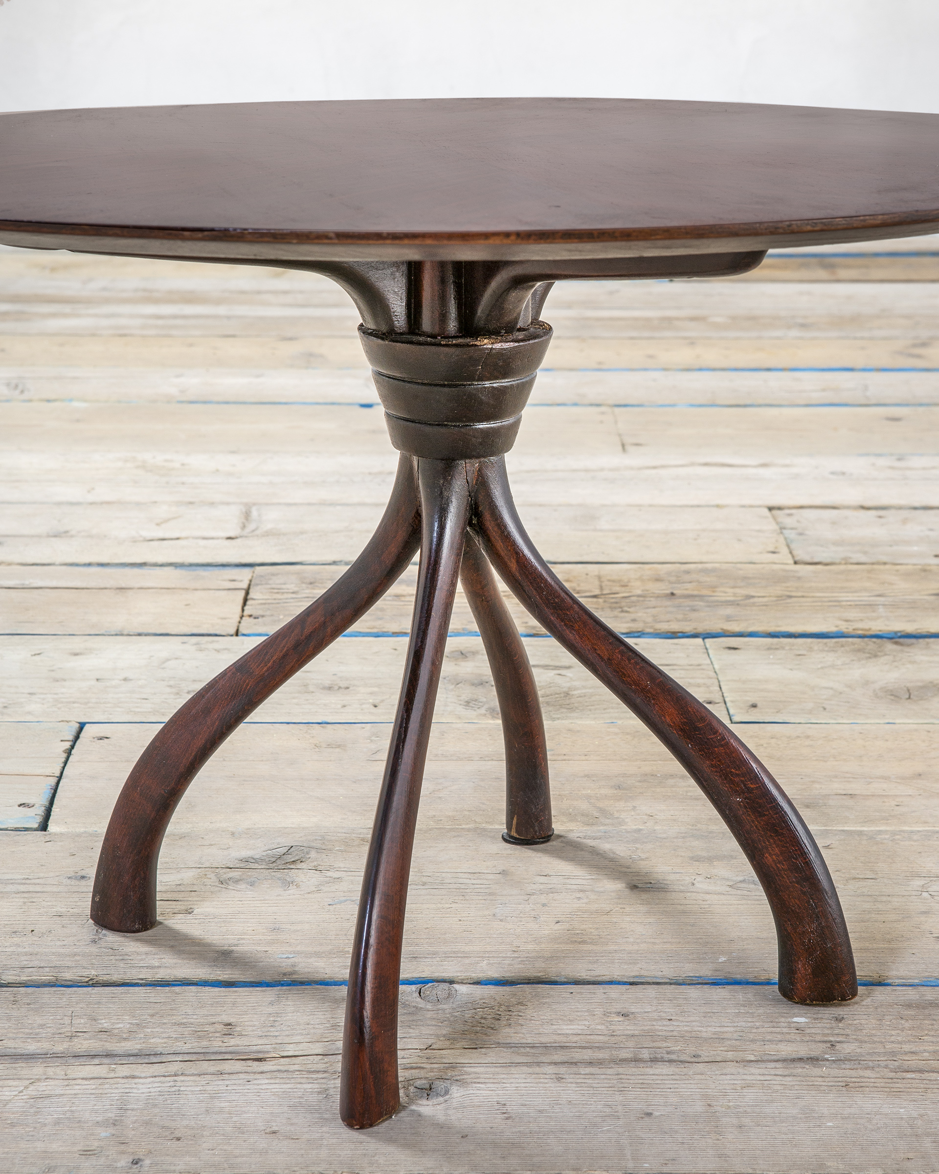 Tavolo basso in legno e piano circolare di Cesare Lacca