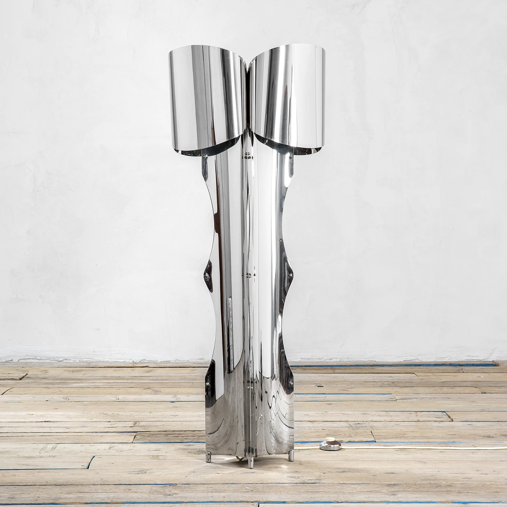 Lampada da terra scultorea in metallo cromato di Francois Monnet