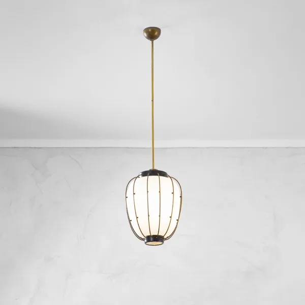 VENDUTO- Lampadario con struttura in ottone e diffusore in vetro opalino attr. Arredoluce