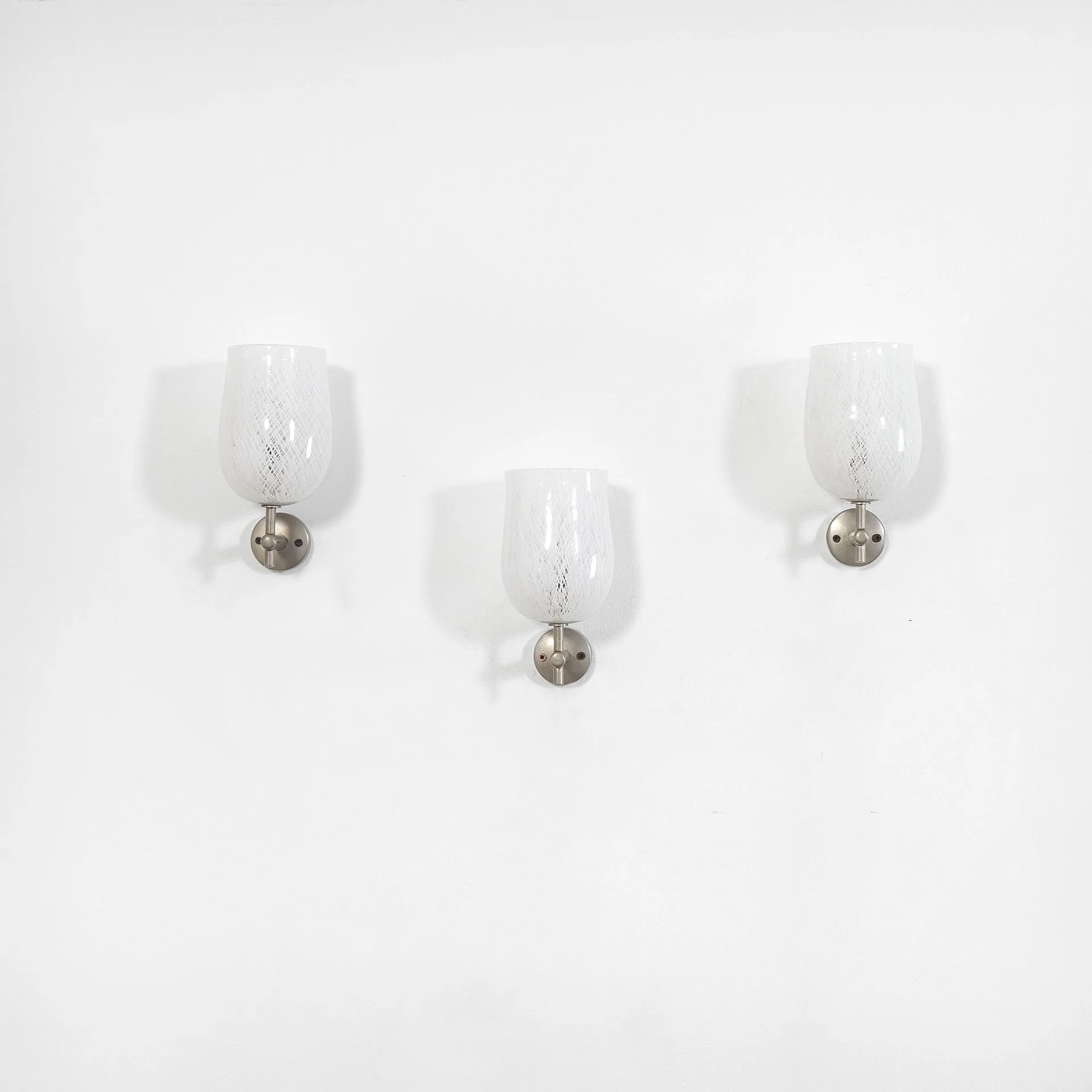Set di tre lampade a parete prodotte da Venini in vetro di Murano e sostegno cromato