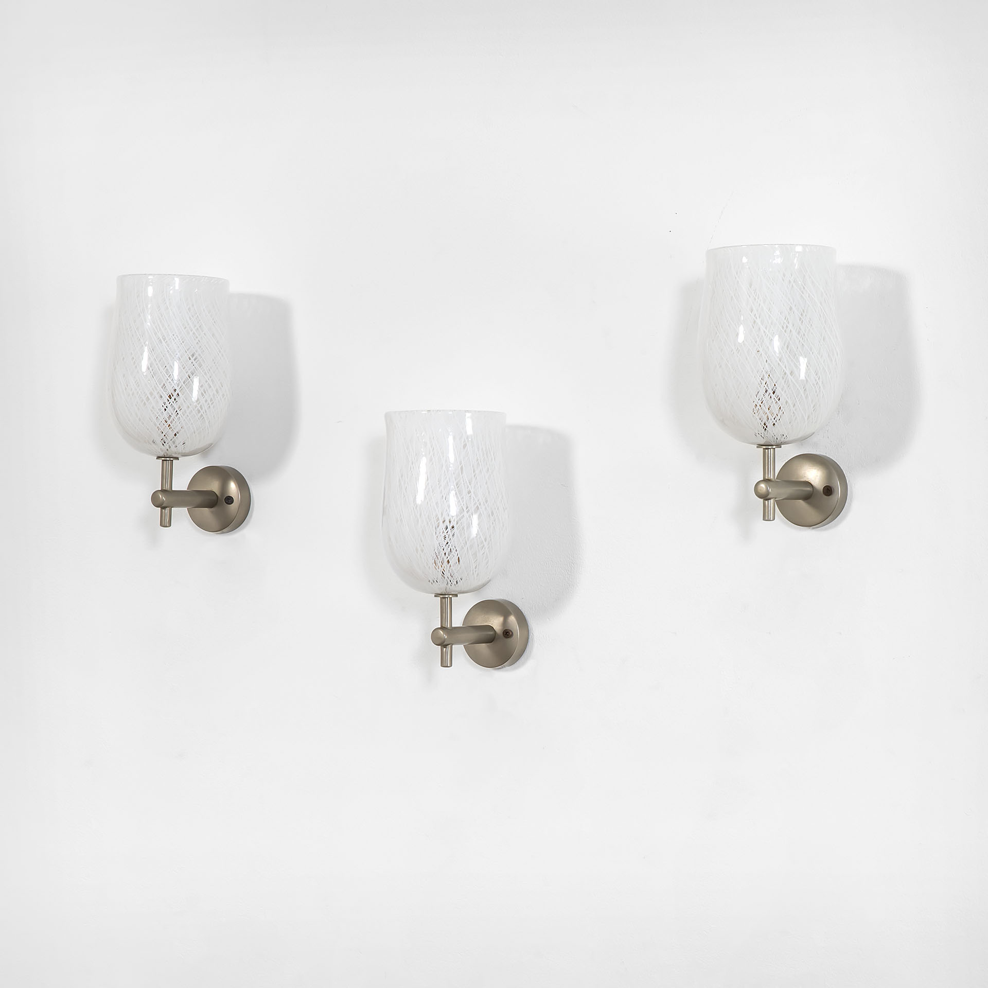 Set di tre lampade da muro prodotte da Venini in vetro di Murano e sostegno cromato
