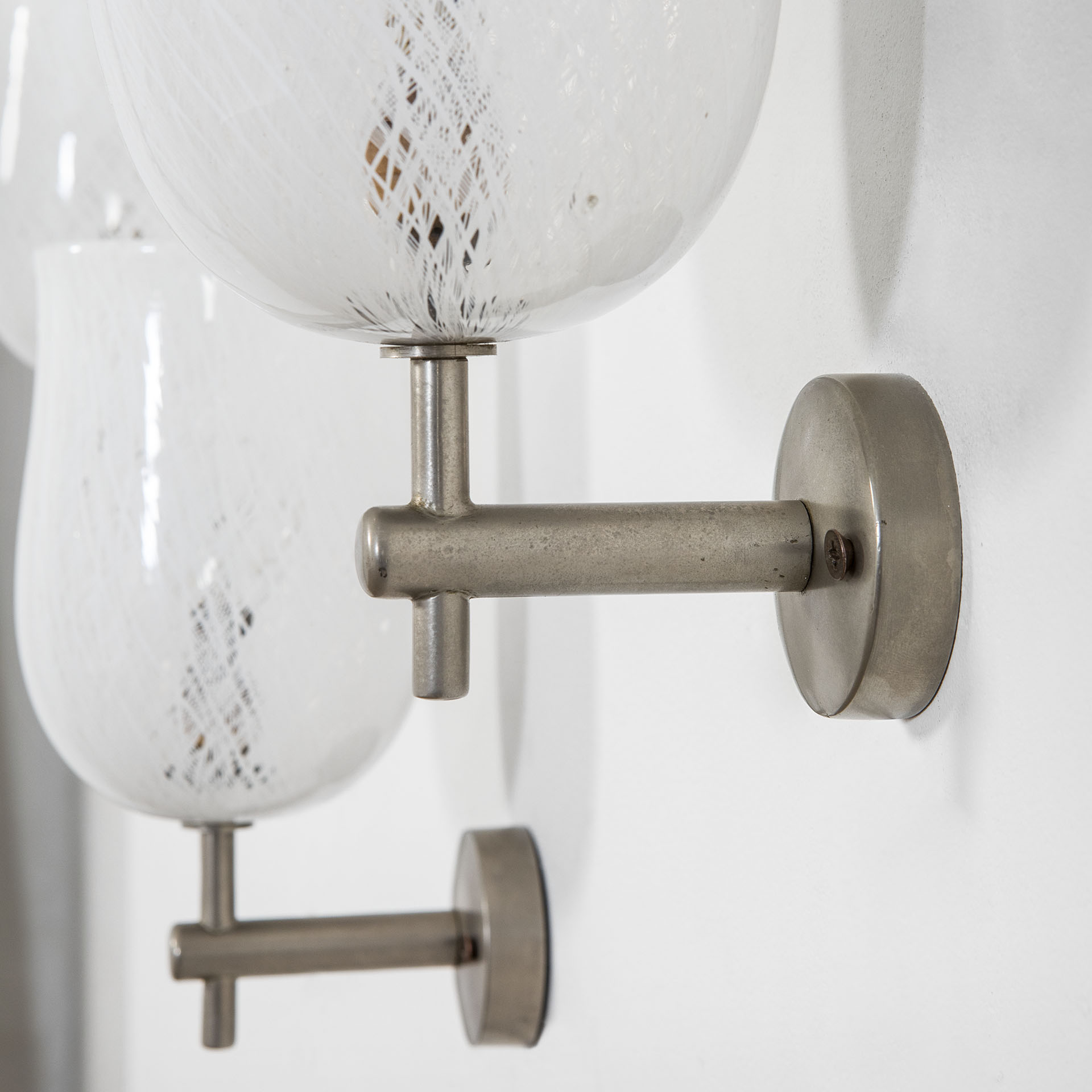 Set di tre lampade da muro prodotte da Venini in vetro di Murano e sostegno cromato