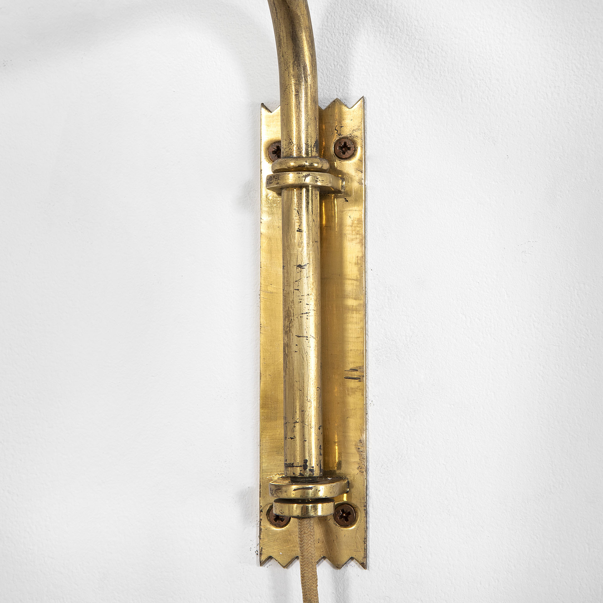 Lampada da muro di Stilnovo con braccio estensibile in ottone e metallo laccato