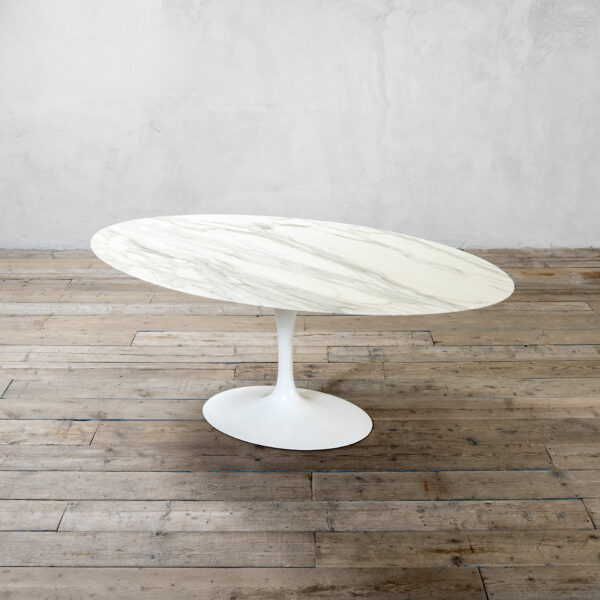 Tavolo modello Tulip in marmo di Eero Saarinen per Knoll