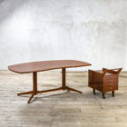 Grande scrivania in legno mod. T22 di Franco Albini per Poggi