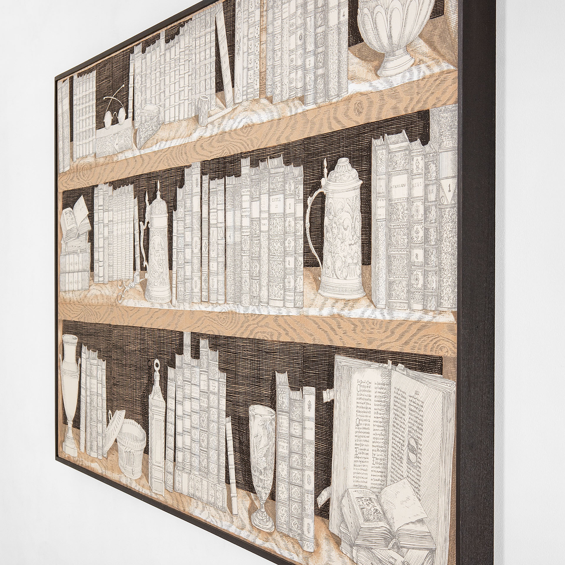 Pannello decorativo con motivo a libreria di Fornasetti