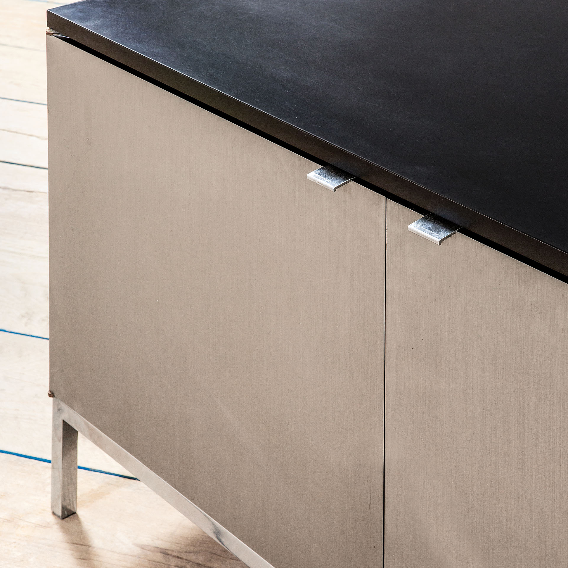 Credenza a due ante mod. 2544 di Florence Knoll per Knoll