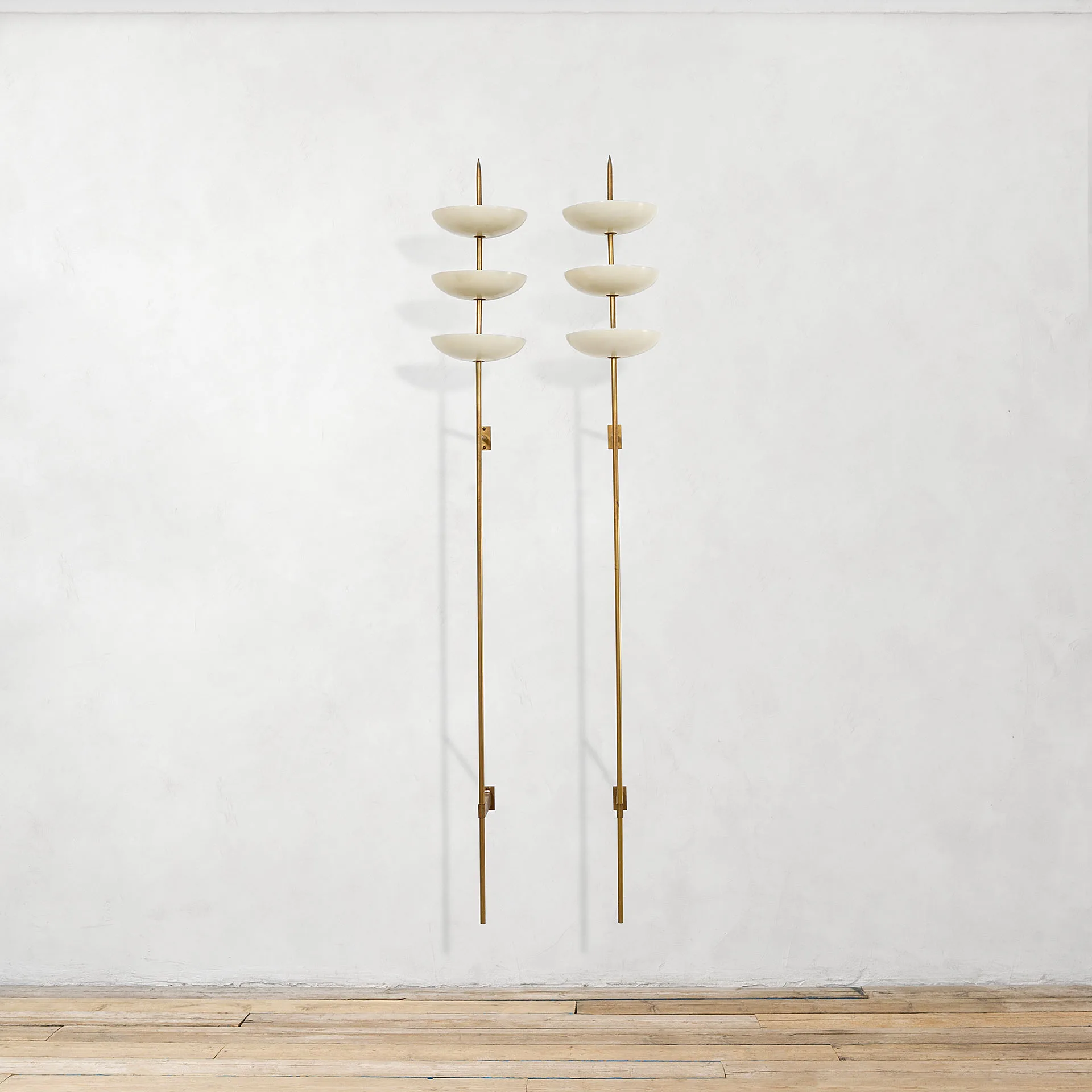Coppia grandi appliques in ottone e metallo Stilnovo