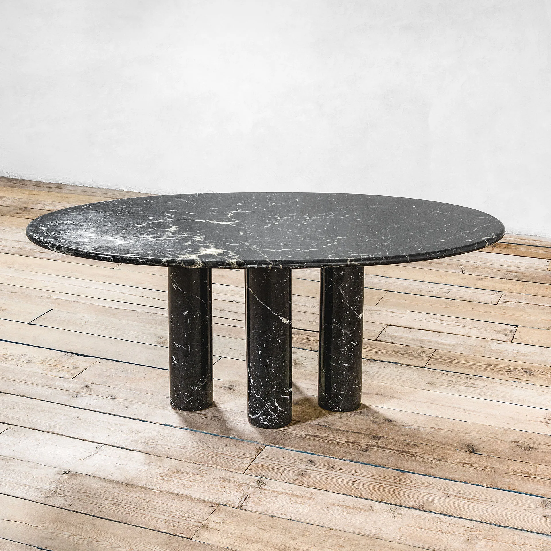 Tavolo in marmo nero e bianco di Mario Bellini per Cassina