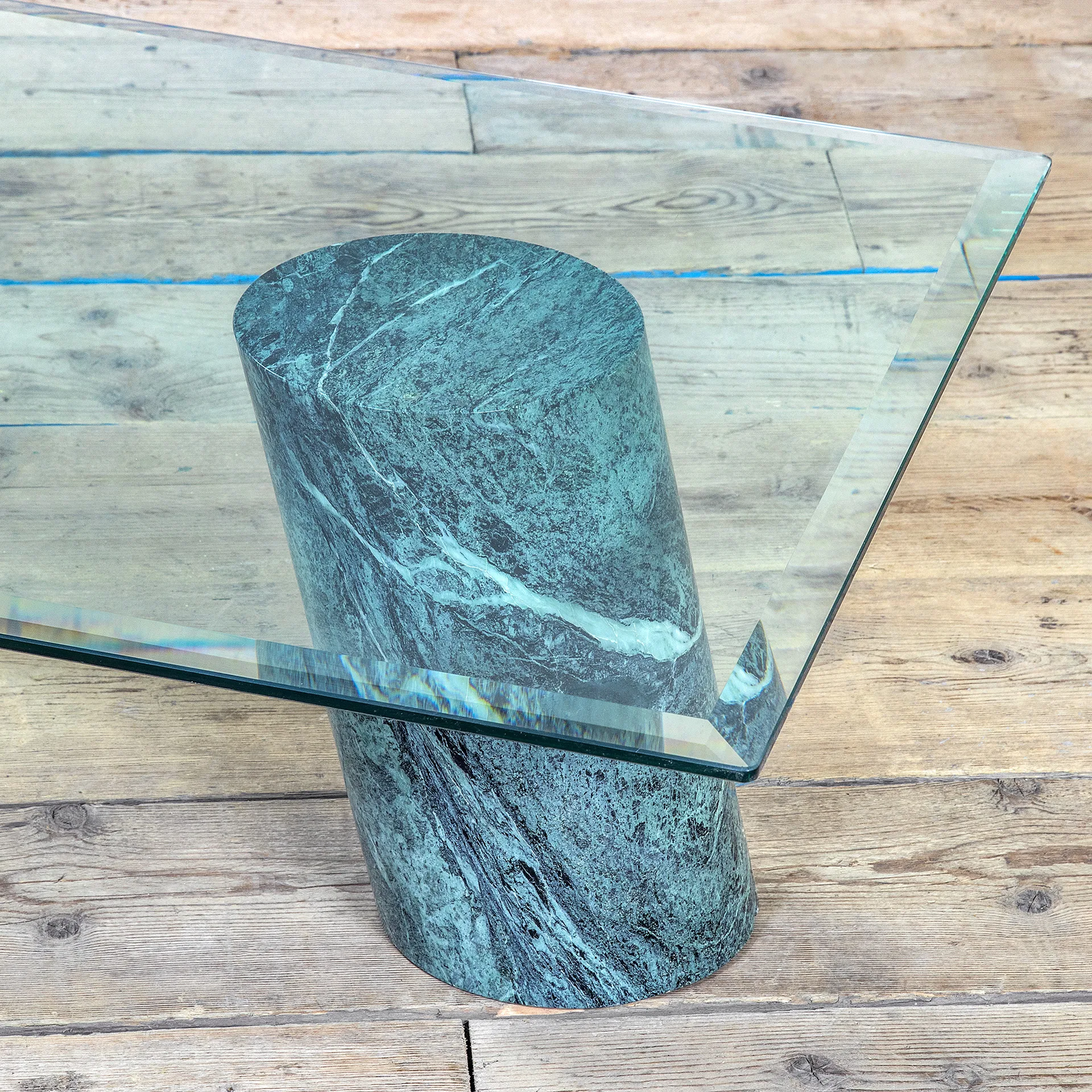 Tavolo Modello Metafora di Lella e Massimo Vignelli in marmo e vetro