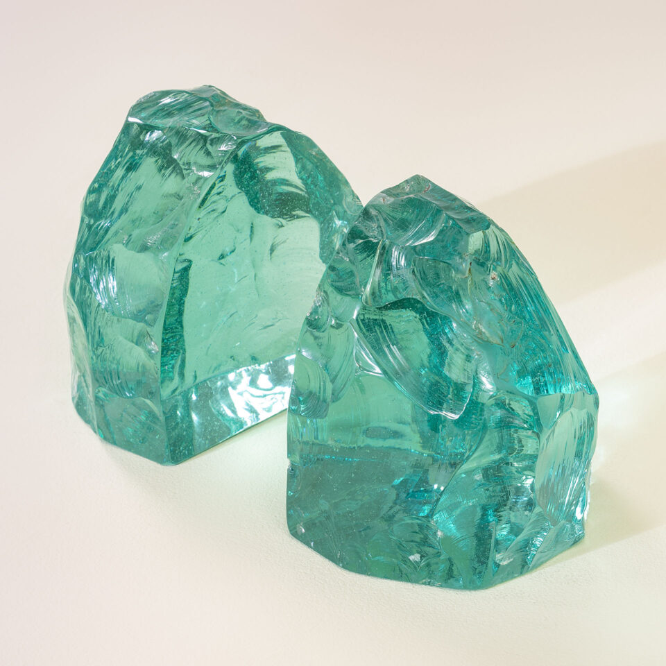 Coppia di fermalibri in cristallo mod. 1977 di Max Ingrand per Fontana Arte