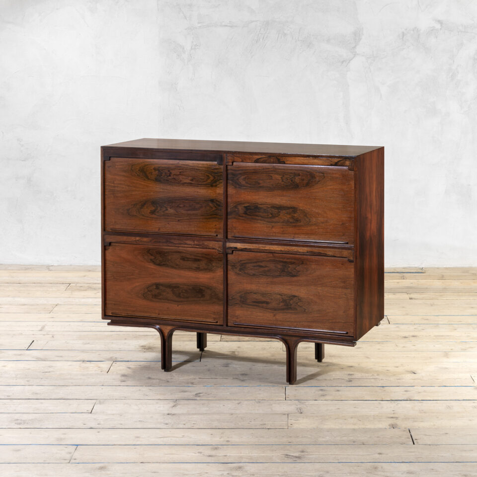 Credenza mod. 504 di Gianfranco Frattini per Bernini Credenza mod. 504 di Gianfranco Frattini per Bernini