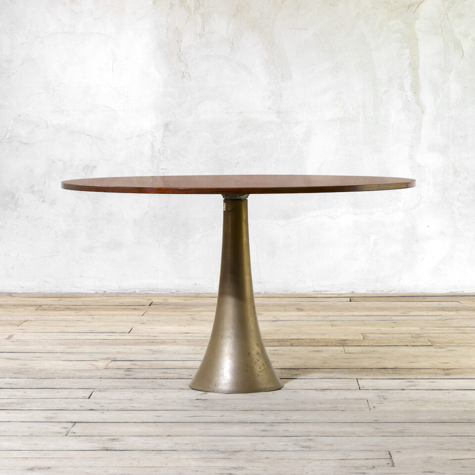 Tavolo mod. 302 di Angelo Mangiarotti per Bernini Tavolo mod. 302 di Angelo Mangiarotti per Bernini