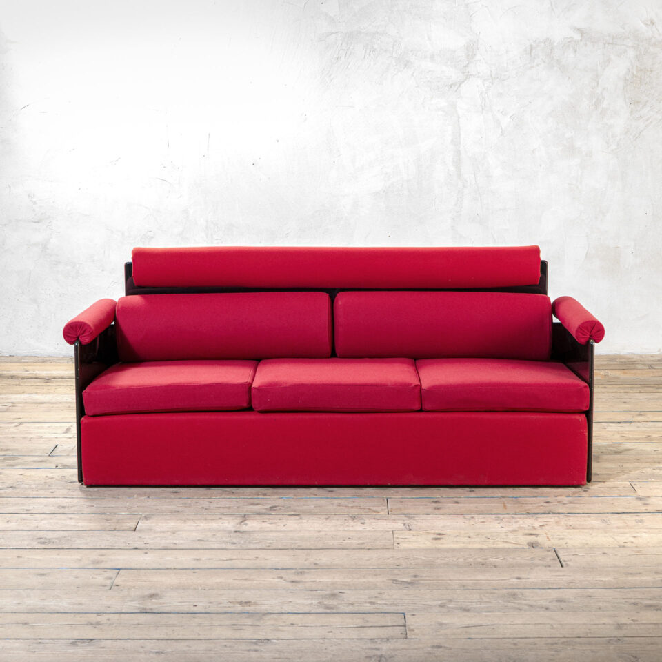 Divano rosso di Luigi Caccia Dominioni per Azucena