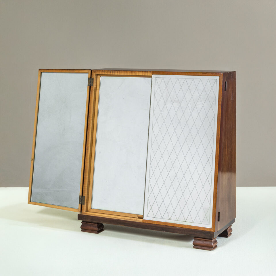 Mobile bar specchiato di Pietro Chiesa per Fontana Arte Mobile bar specchiato di Pietro Chiesa per Fontana Arte