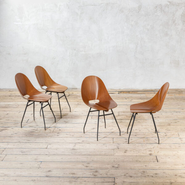 Set di quattro sedie in legno di Carlo Ratti