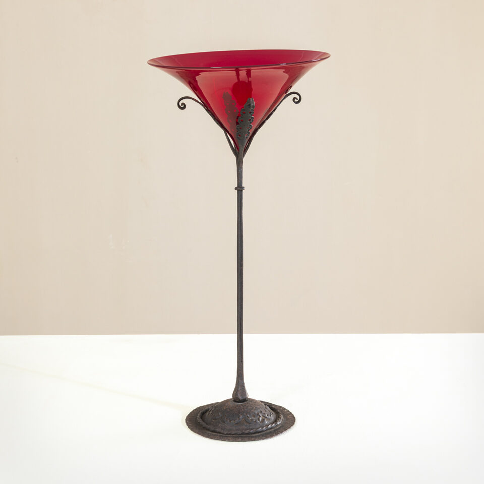 Vaso in vetro con piedistallo in ferro di Umberto Bellotto