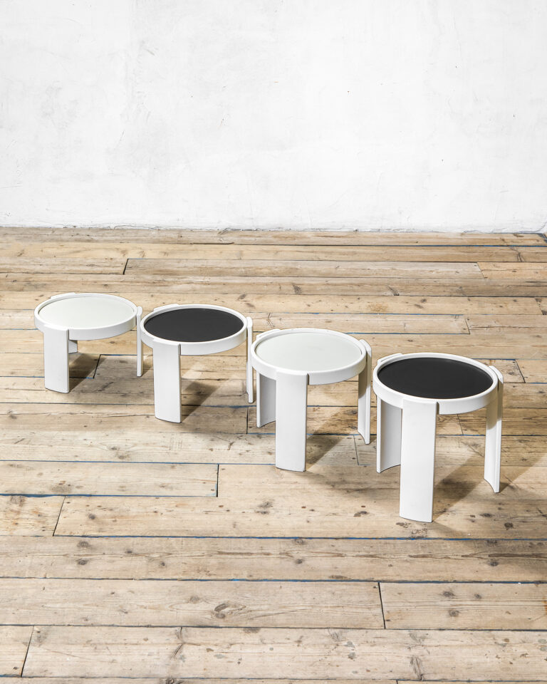 Set di quattro tavolini mod. 780 di Gianfranco Frattini per Cassina Set di quattro tavolini mod. 780 di Gianfranco Frattini per Cassina